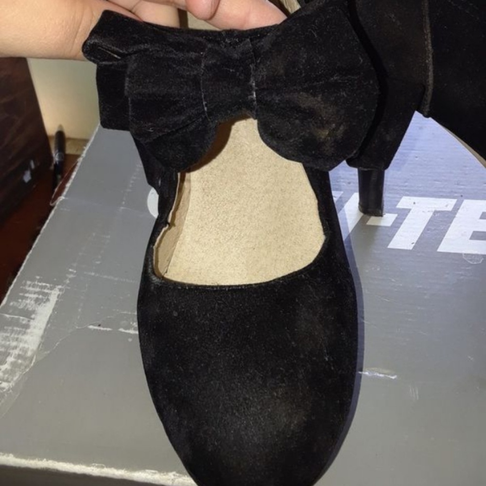 Size 6 Black heels with a bow!